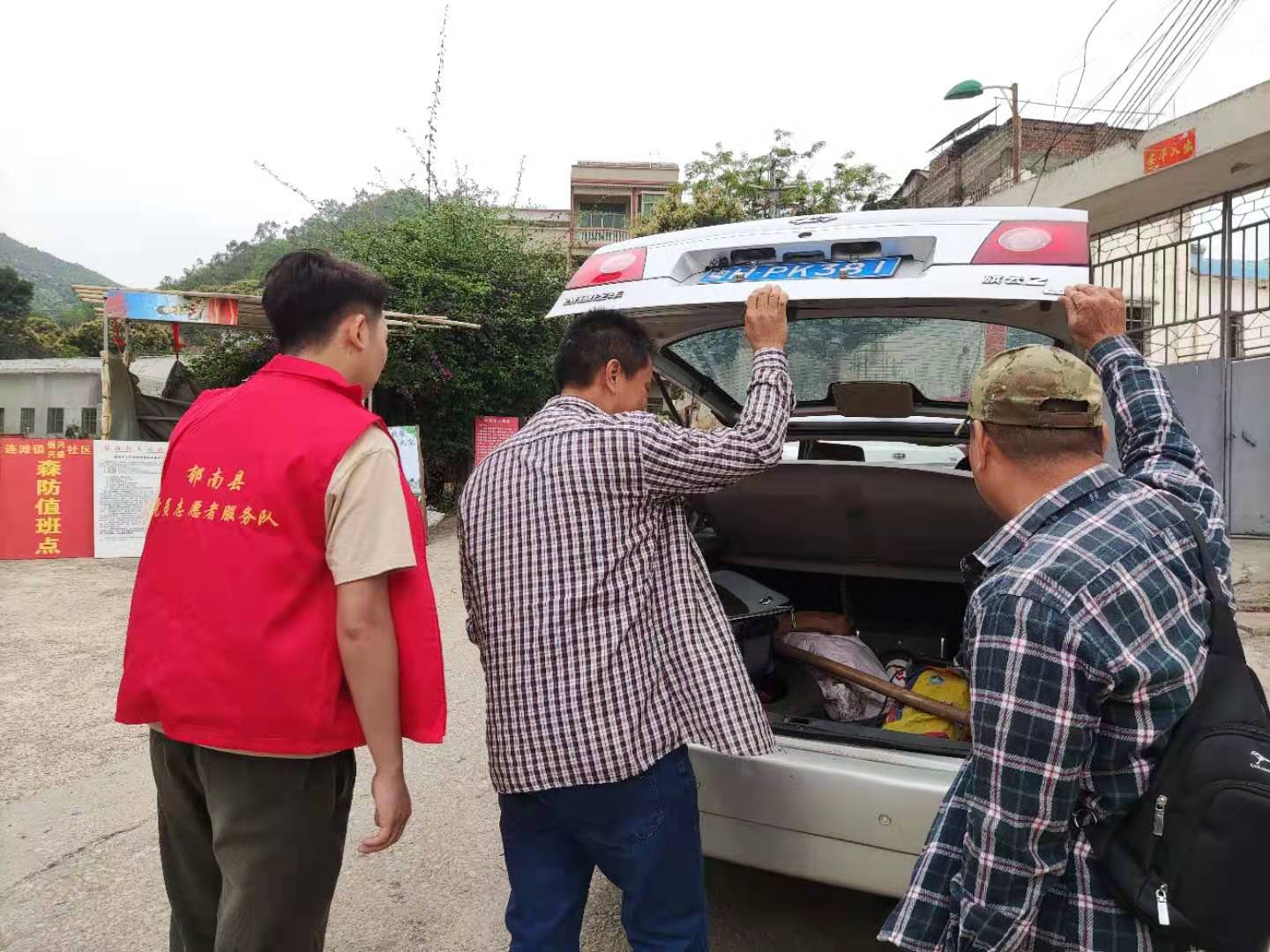流动党员志愿者积极参与清明节森防值守和检查3.jpg
