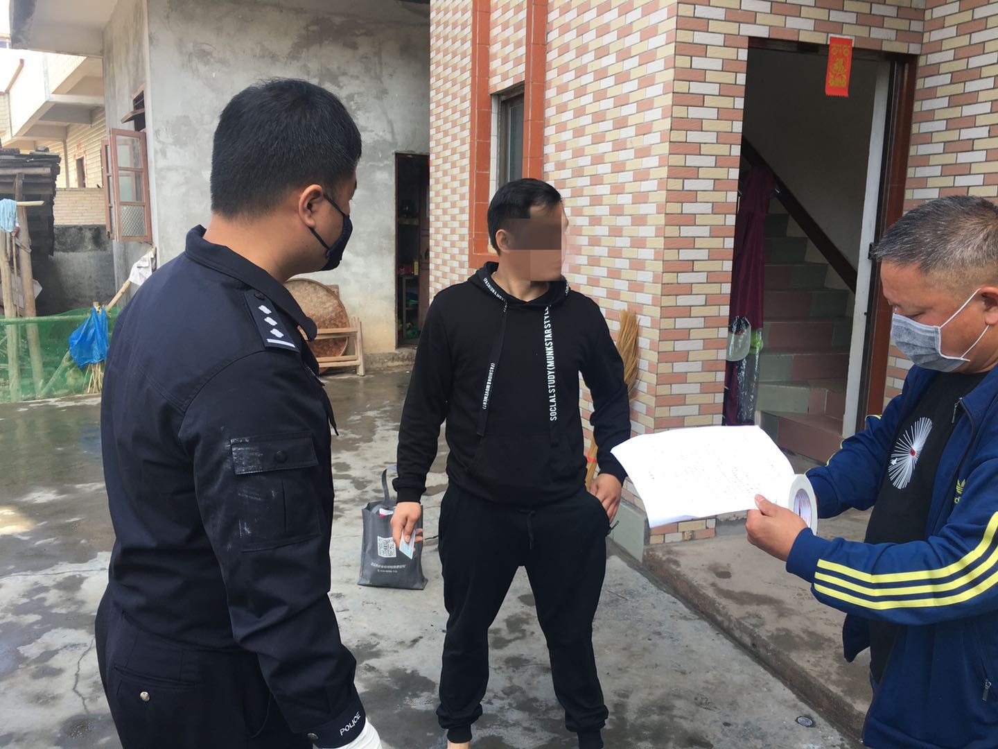 两口县人口_一家两口图片卡通