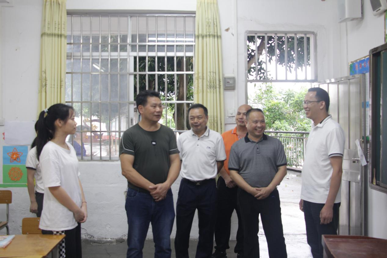 郁南县教育局领导看望美育浸润“夏令营”并与实践团队亲切交流.png