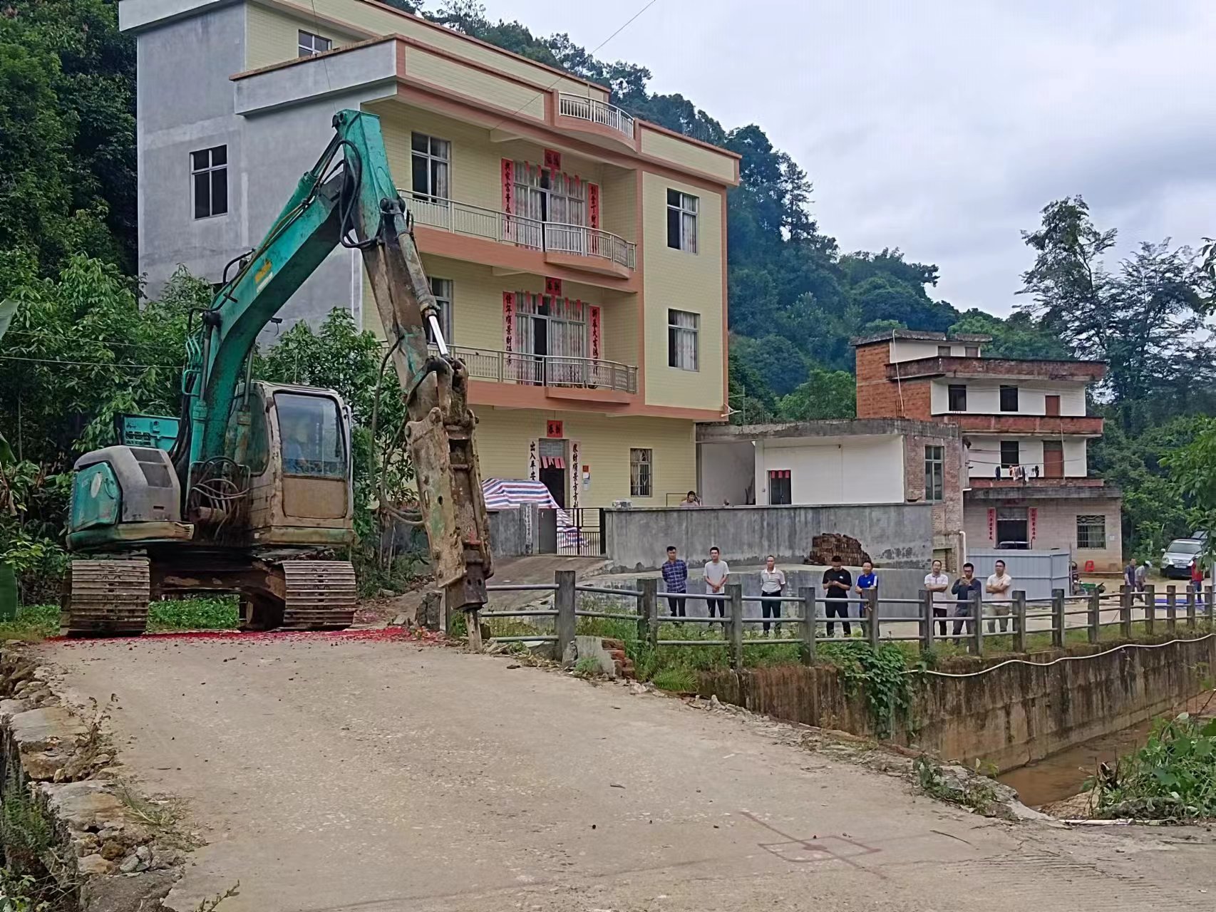 梅波（左二）上级领导在三和小桥重建施工现场指导工作   钟梅 摄.jpg