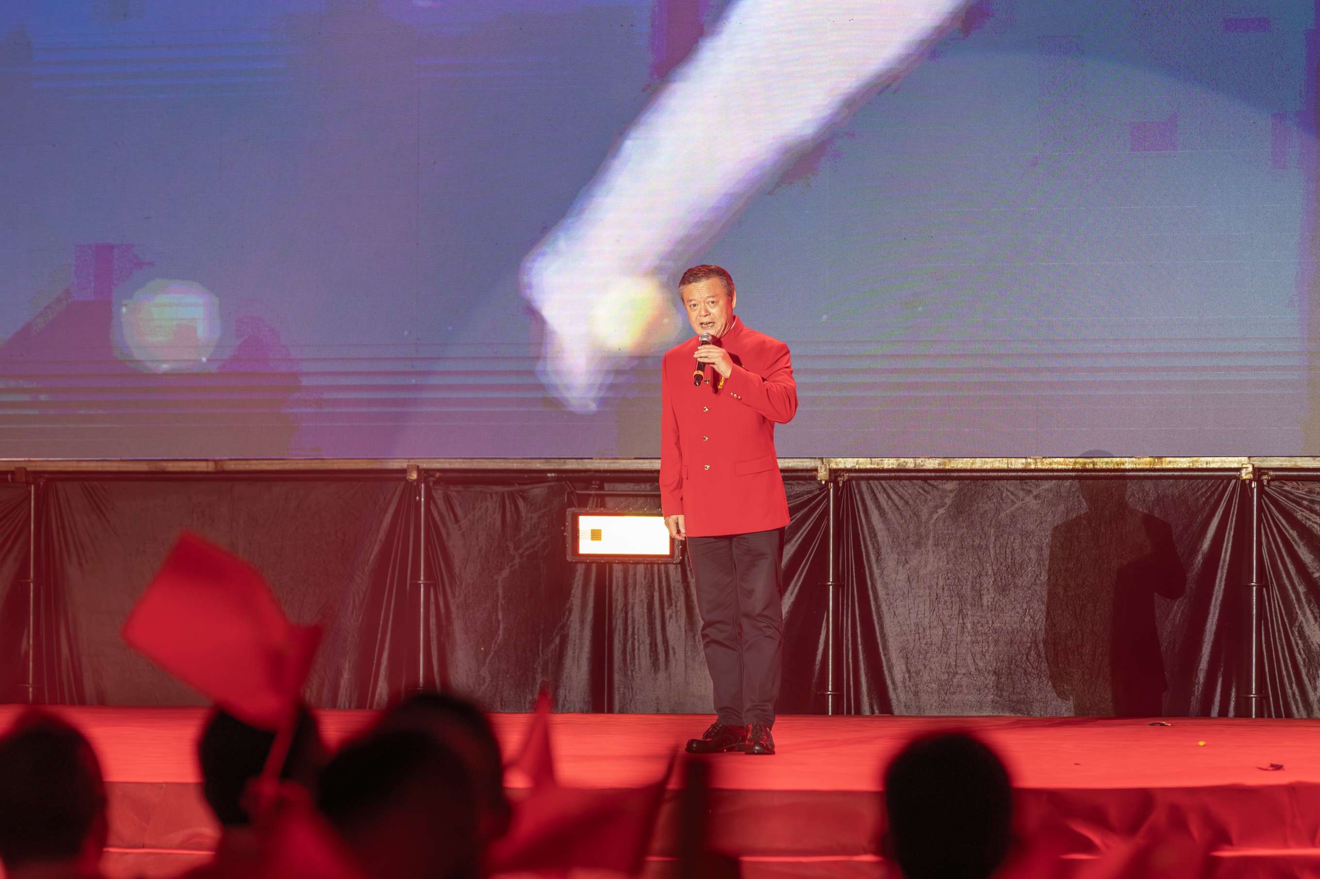 国家一级演员、男高音歌唱家周琦深情演唱《把一切献给党》。（摄影：杜海洪）.jpg
