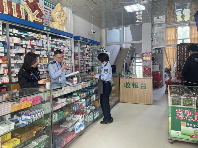 12.30郁南县市场监管局开展元旦期间市场监管领域安全检查1.jpg