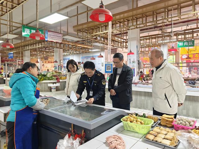 12.30郁南县市场监管局开展元旦期间市场监管领域安全检查2.jpg