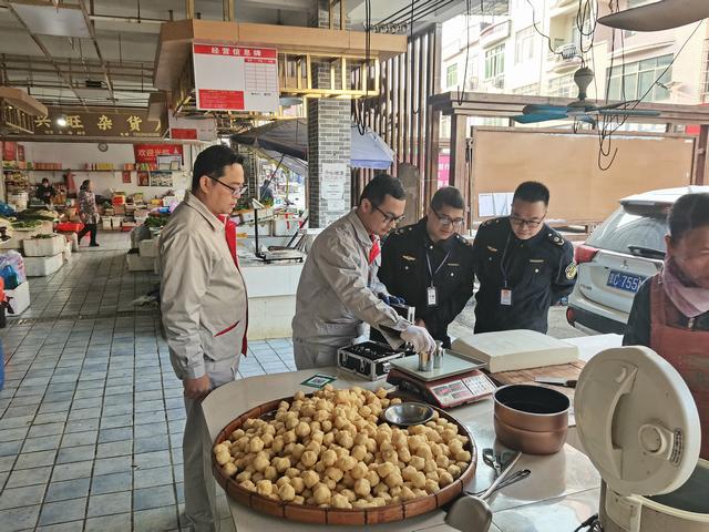 12.30郁南县市场监管局开展元旦期间市场监管领域安全检查3.jpg