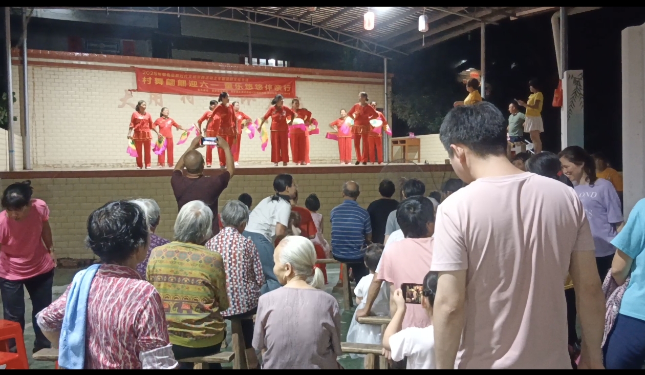 宝珠镇：村舞翩翩迎六一 童乐悠悠伴亲行 (2).jpg