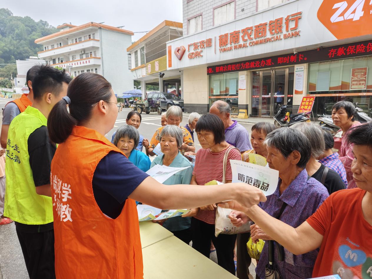 7月历洞镇开展扫黑除恶宣传活动.docx_2