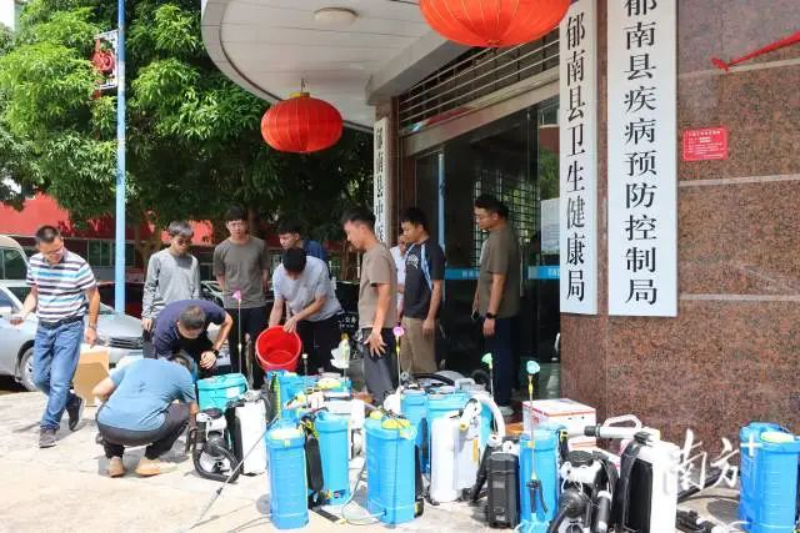 新兴、云城、云安三个县区组织力量前往郁南，支援防灭蚊行动。   张健珍 摄