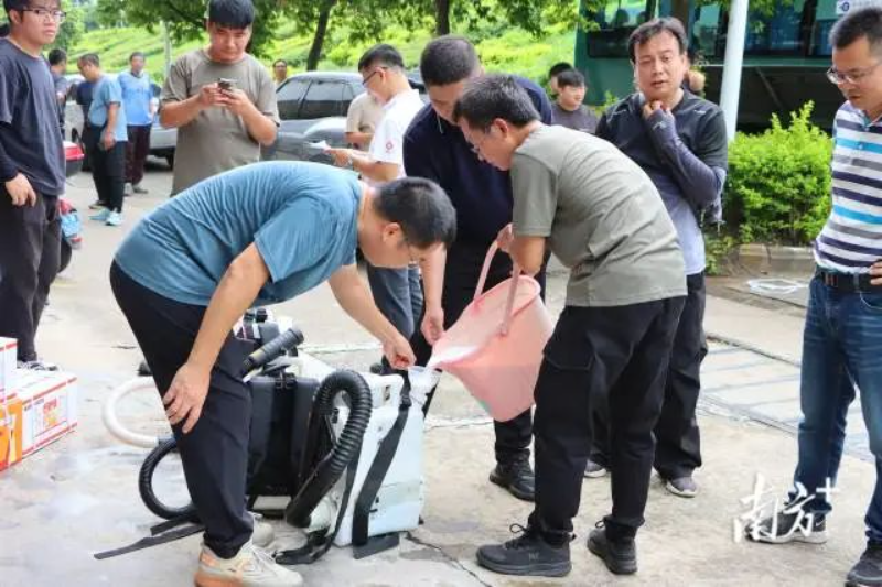 新兴、云城、云安三个县区组织力量前往郁南，支援防灭蚊行动。   张健珍 摄