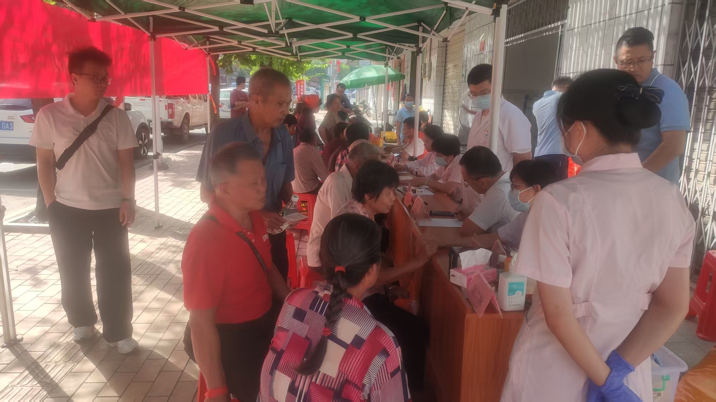 市政协机关牵头组织市妇幼保健院医疗团队联合宝珠镇卫生院到宝珠社区开展义诊活动 (4).jpg