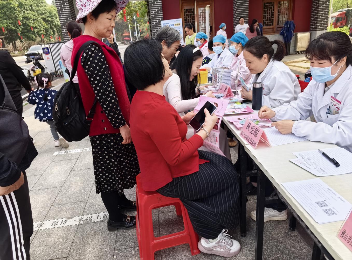 关爱女性 守护健康--郁南县举办庆“三八”暨“两癌”筛查宣传义诊活动.docx_2