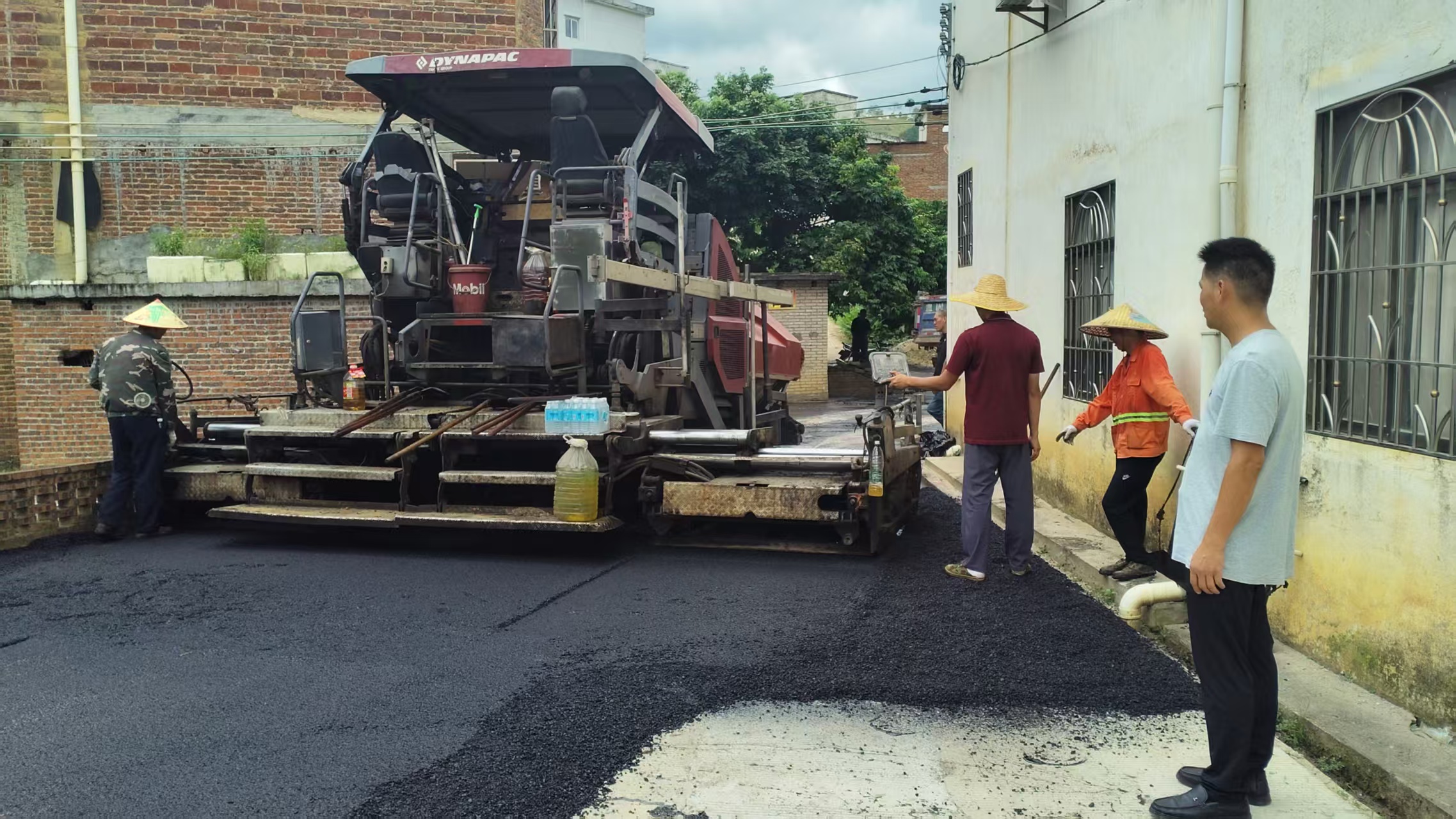 图为市交通运输局、市公路事务中心支持太平村的沥青路铺设项目.jpg