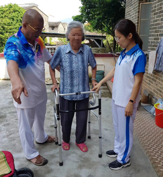 郁南县第二人民医院陈建平教授到脑卒中患者家中指导患者步态训练.png