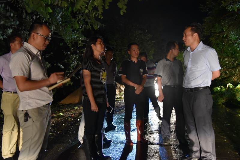 郁南县党政主要领导深入一线指导防御台风天