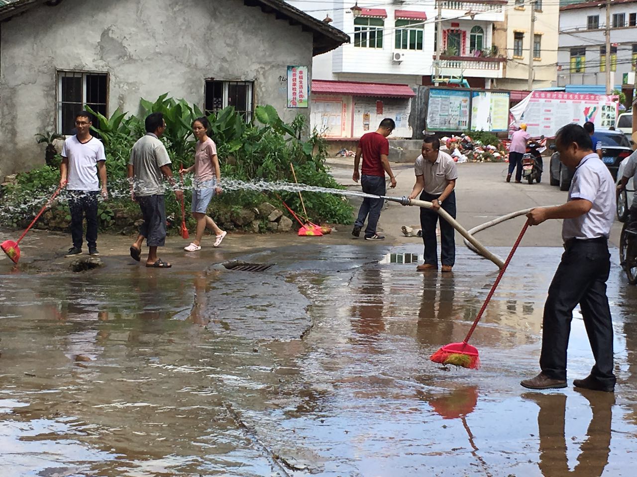 宋桂:推动农村生活垃圾治理工作,开展卫生清洁