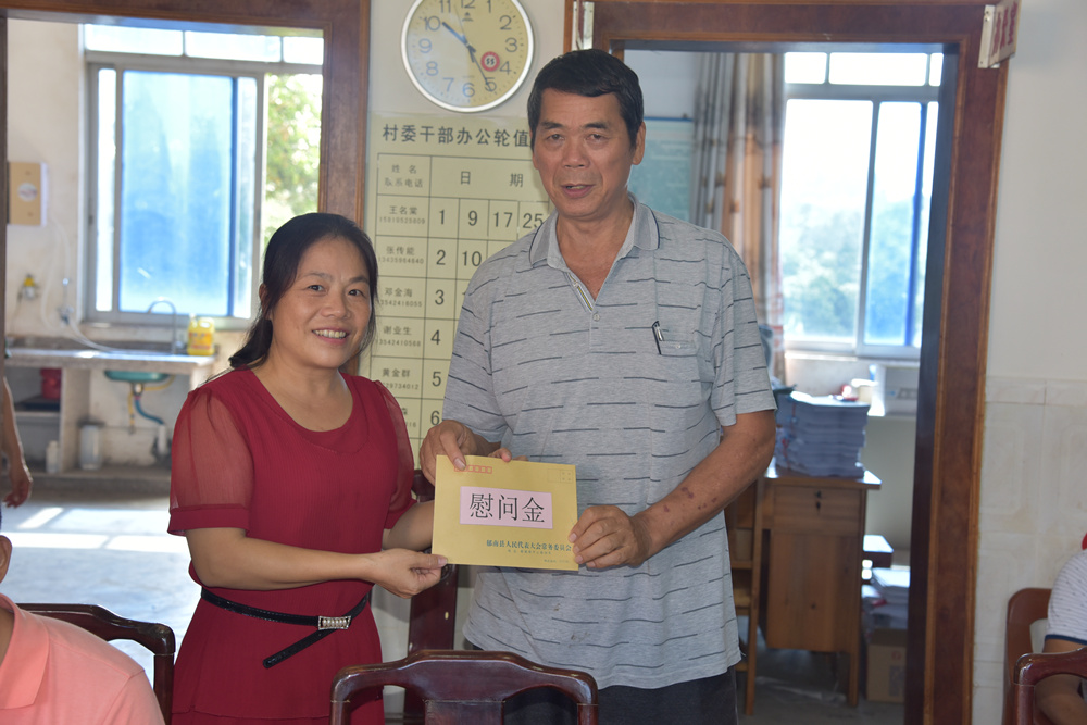 县人大机关、县行政服务中心到大湾镇榃蓬村开