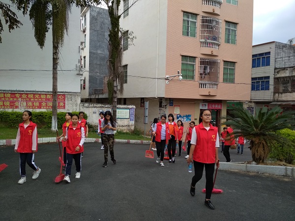护居家环境 共享和谐连滩--连滩中学师生志愿者