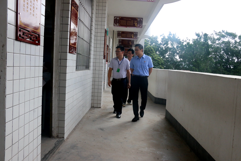 千官-赖献辉到千官中学巡考