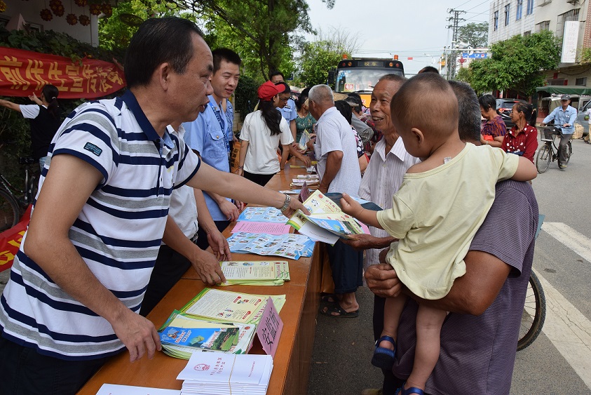 平台镇开展2018年安全生产月安全宣传咨询日