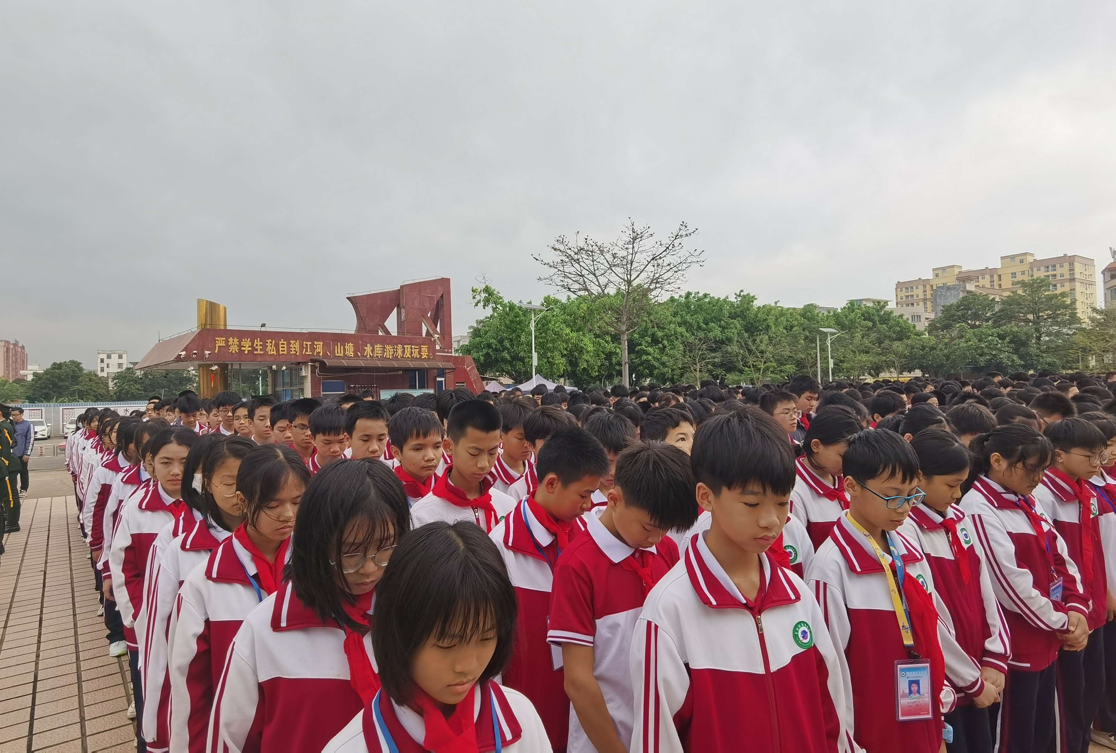 传承红色记忆 缅怀革命先烈——郁南县蔡朝焜纪念中学举行清明拜祭