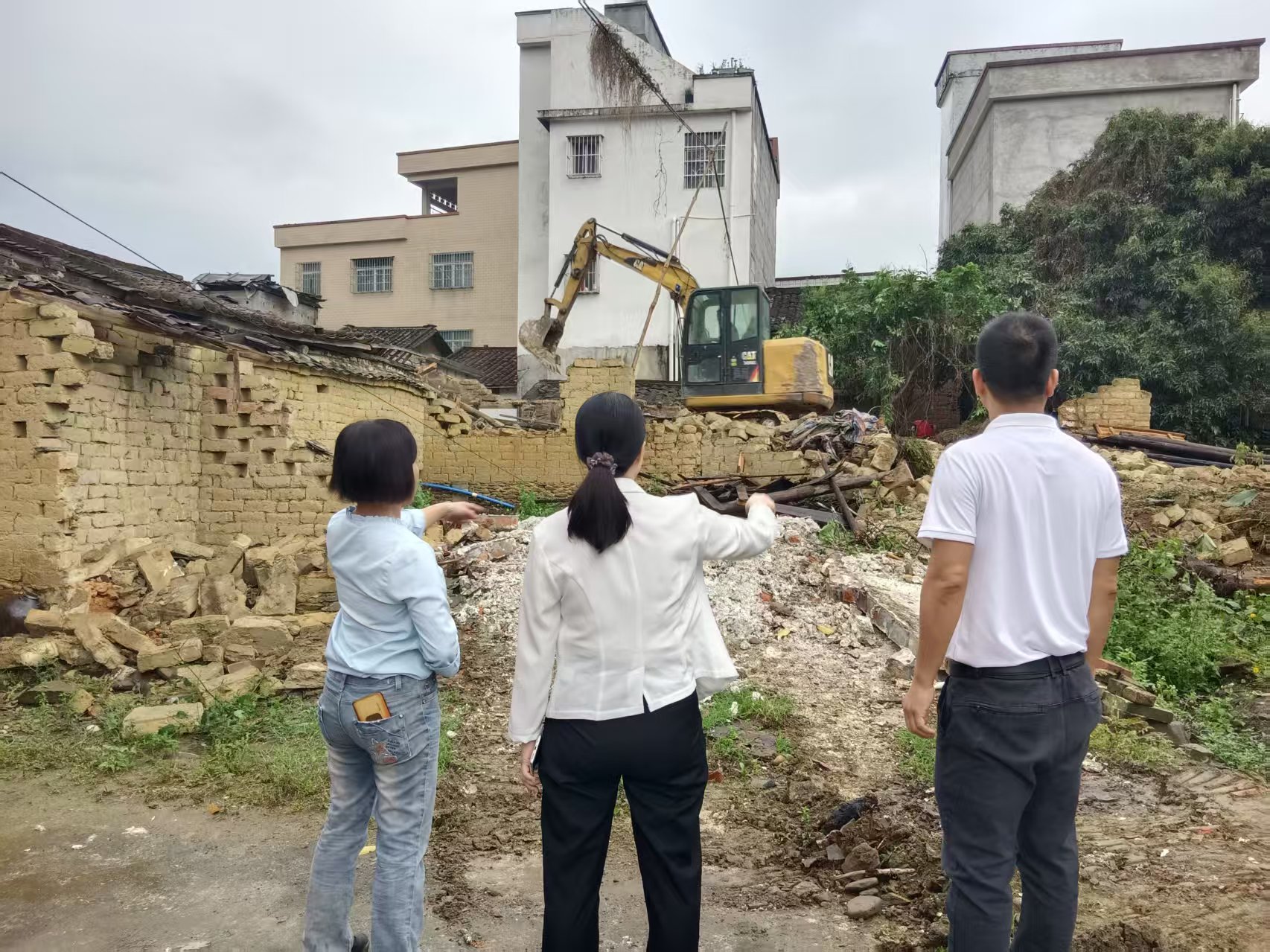 （图二）县领导现场督导危旧房清拆.jpg