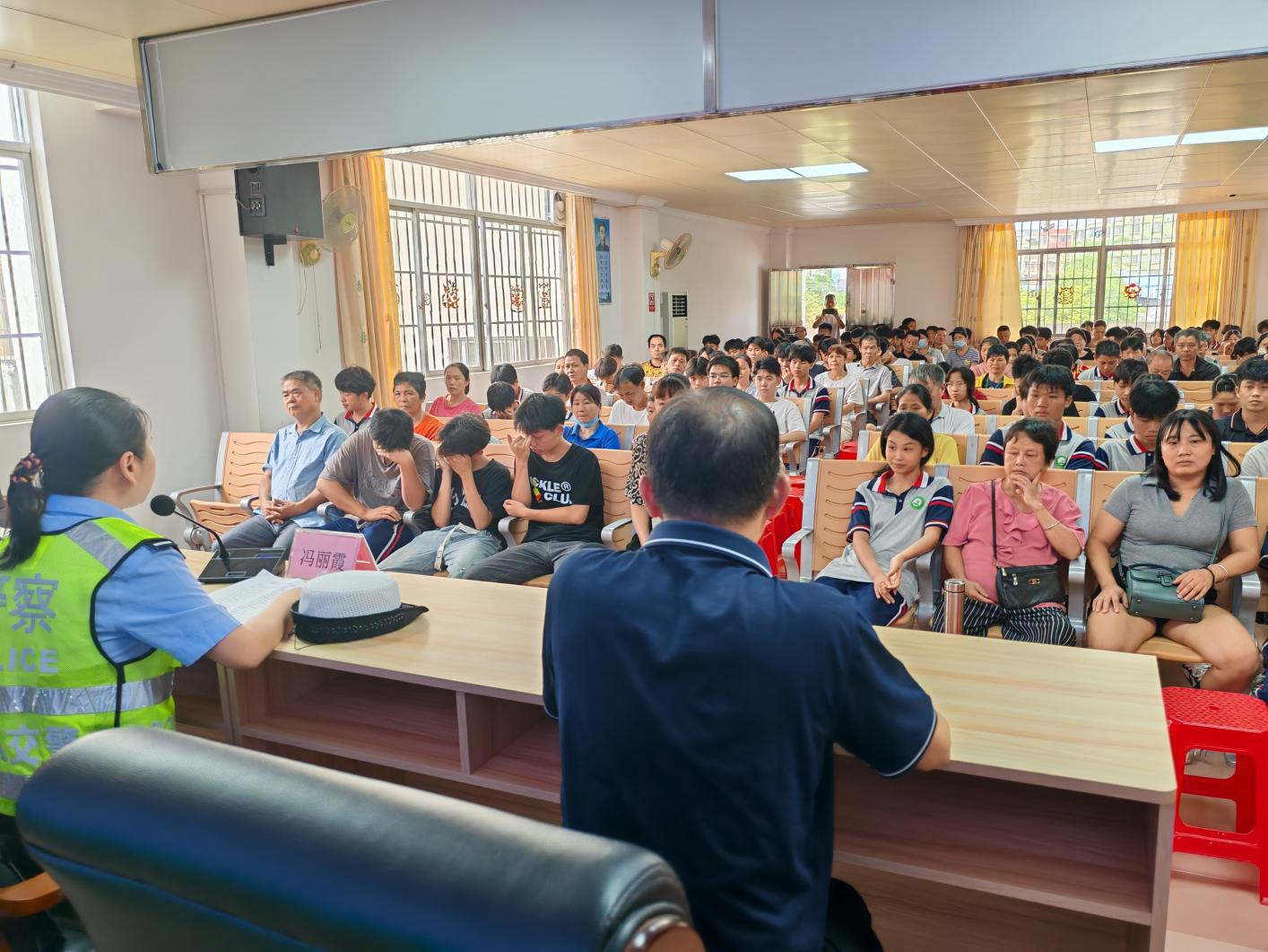 郁南县交警大队的冯丽霞警官针对当今复杂多变的道路状况和日益增多的