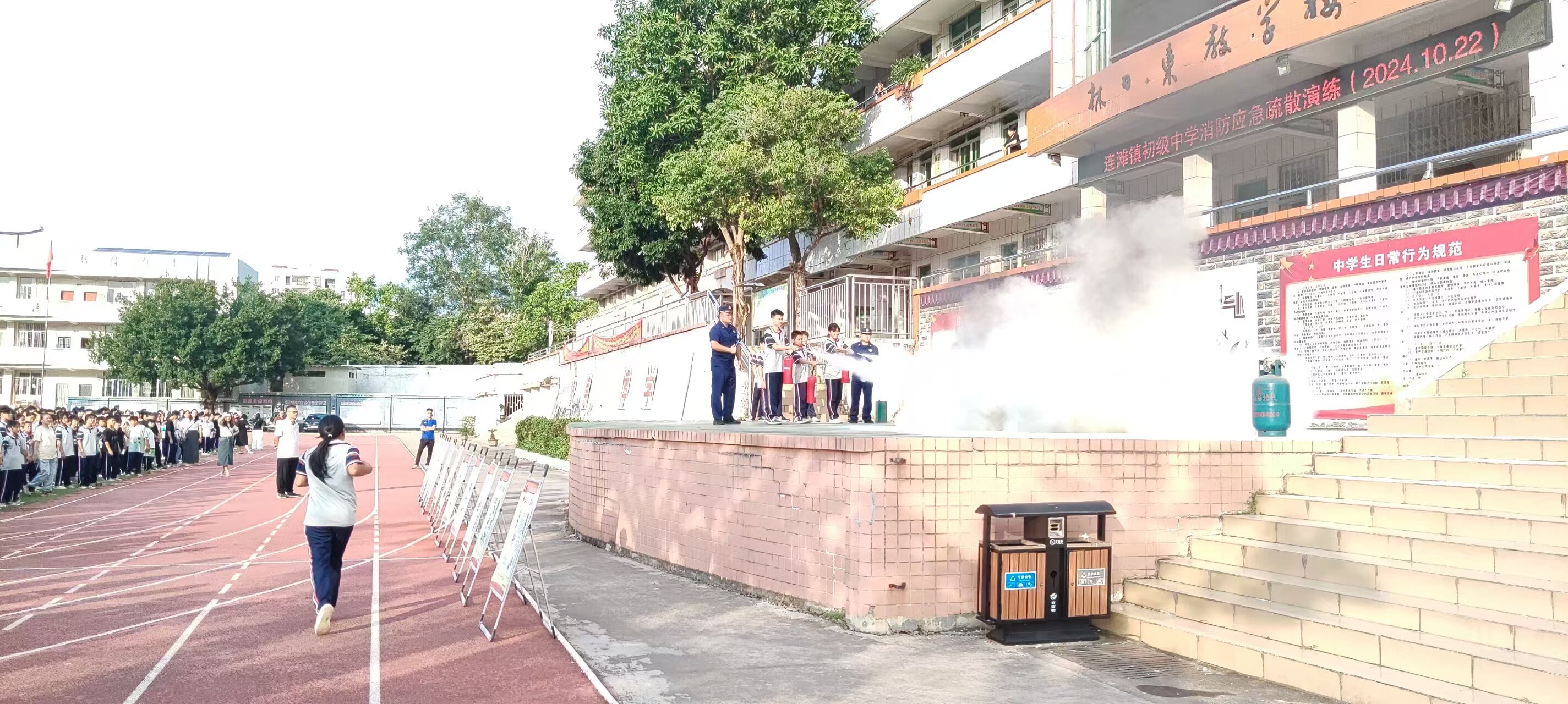 连滩镇初级中学举行应急疏散演练活动3.jpg