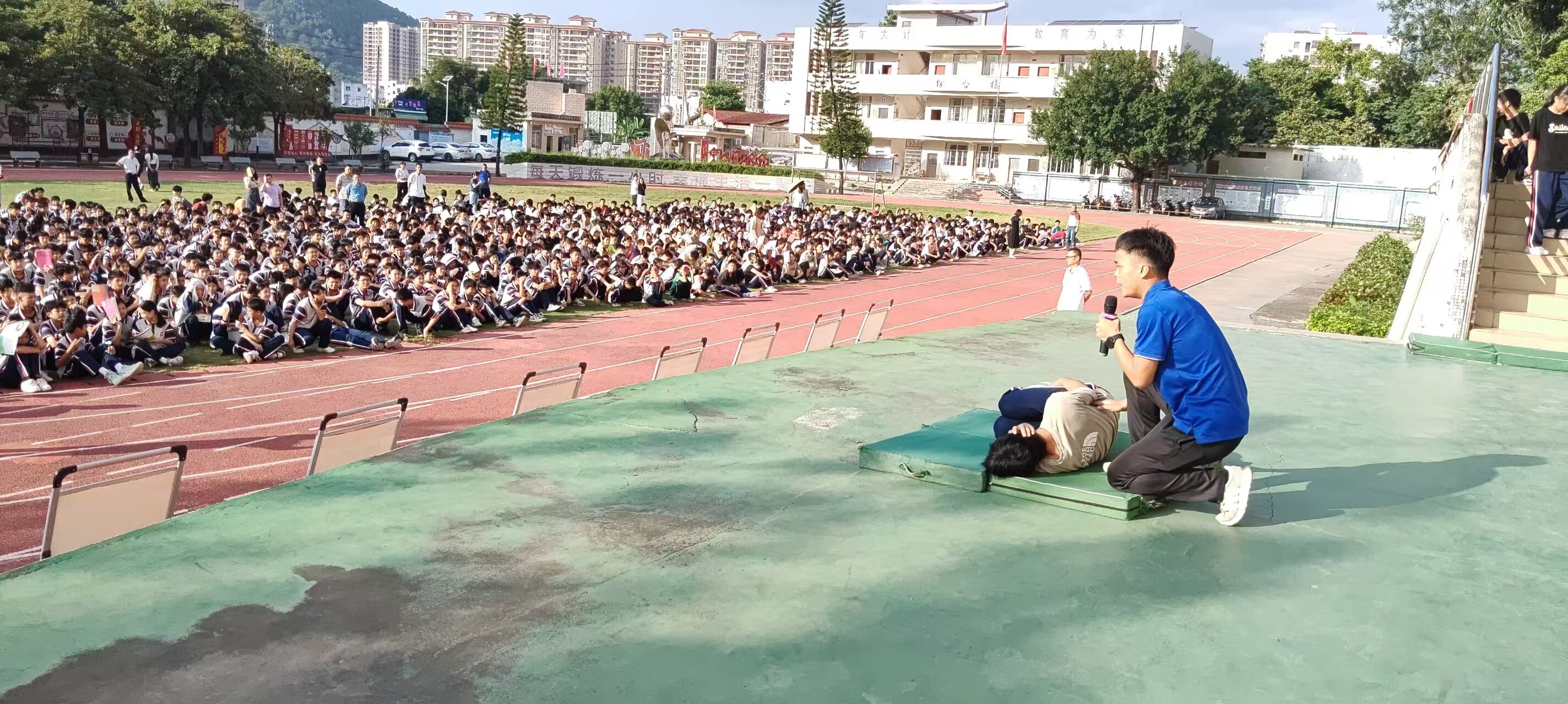 连滩镇初级中学举行应急疏散演练活动2.jpg