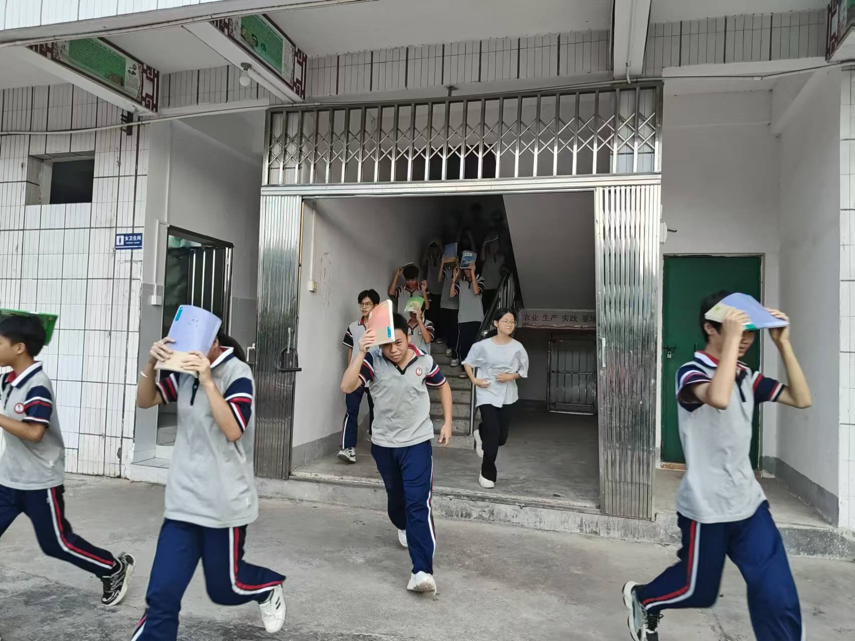 连滩镇初级中学举行应急疏散演练活动1.jpg