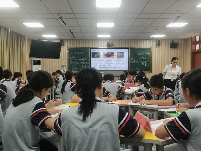 “融”乡土之韵 “育”思政之花——云浮市初中思政课优秀教学课例展示(郁南场次)暨乡士资源融入教学专题培训活动圆满举行3.png
