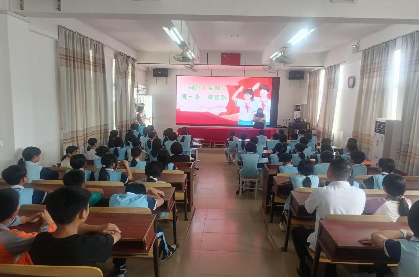 精彩人生路每一步，都算数——河口镇政府主要领导到河口镇中心小学上思政课1.png