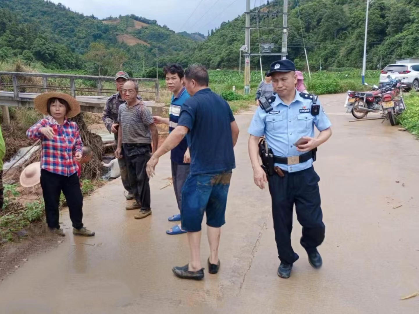 聂河坤同志与镇村干部和警察一同处理事故现场.jpg