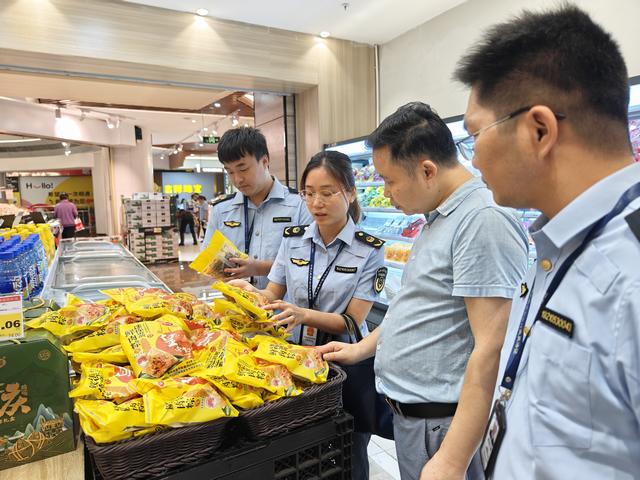 5.30,郁南县市场监督管理局开展端午节前食品安全专项检查行动照片2.jpg