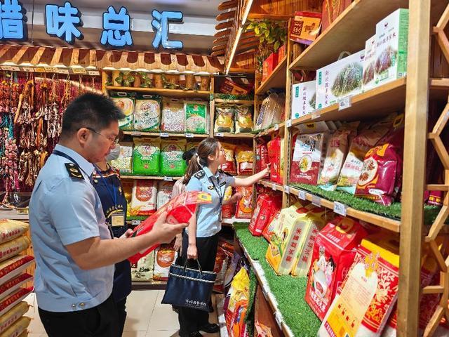 5.30，郁南县市场监督管理局开展2025年专业市场等重点领域知识产权保护专项行动照片1.jpg