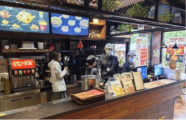 11.26，市、县联动直播“查餐厅” 聚集连锁餐饮食品安全照片1.jpg