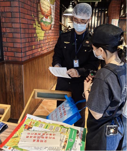 11.26，市、县联动直播“查餐厅” 聚集连锁餐饮食品安全照片2.jpg
